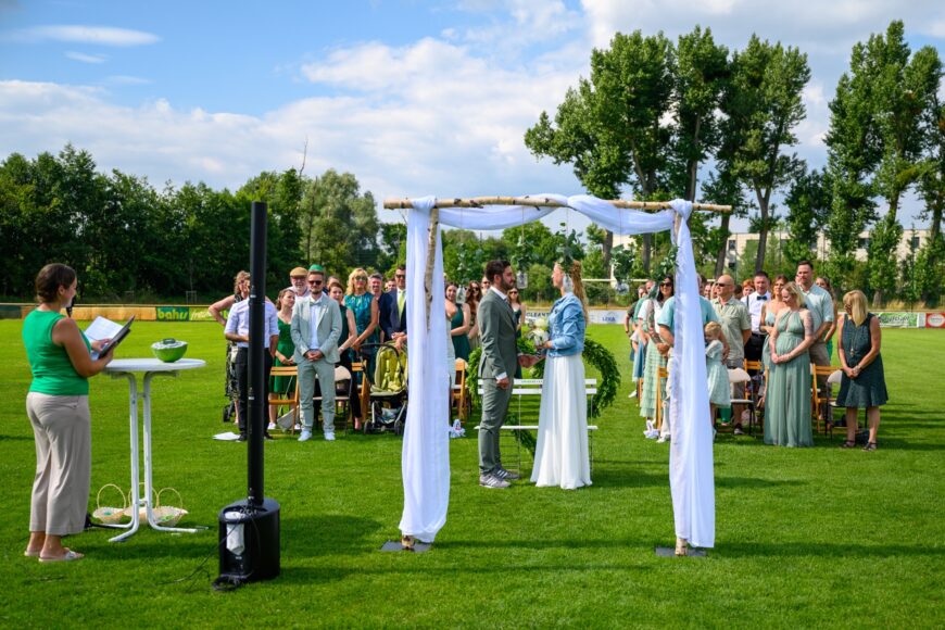 stadion-hochzeit-grüner-rasen-fussball-freie-trauung-traufrage