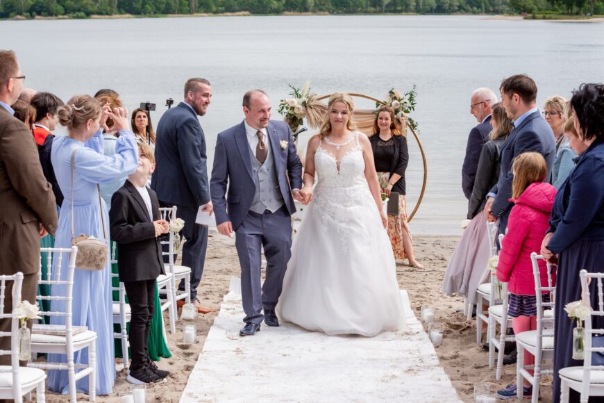 tankumsee-strandhochzeit-auszug-brautpaar